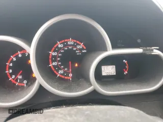 2010 Pontiac Vibe 1SA z VIN 5Y2SP6E87AZ420681, wystawiony jako Copart lot #45911355 z przebiegiem 70 062 mil mil oraz Szkoda całkowita • Salvage title. Historia ofert i sprzedaży dostępna na DreamBid. Obrazek 9.