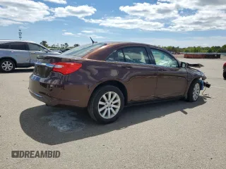 2013 Chrysler 200 Touring z VIN 1C3CCBBB7DN600820, wystawiony jako Copart lot #56703885 z przebiegiem Nie podano mil oraz Szkody całkowita. Historia ofert i sprzedaży dostępna na DreamBid. Obrazek 3.