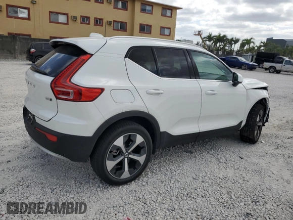 2024 Volvo XC40 Plus Bright Theme z VIN YV4L12UE7R2283166, wystawiony jako Copart lot #54067355 z przebiegiem 2 749 mil mil oraz Szkoda całkowita • Salvage title. Historia ofert i sprzedaży dostępna na DreamBid. Obrazek 3.