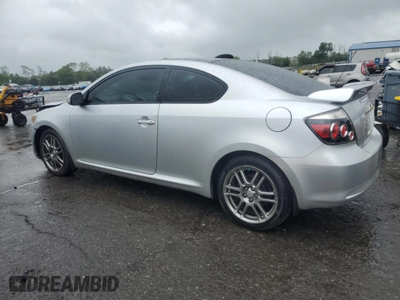2008 Scion tC Spec z VIN JTKDE167280259526, wystawiony jako Copart lot #57526575 z przebiegiem 164 428 mil mil oraz Szkoda całkowita • Salvage title. Historia ofert i sprzedaży dostępna na DreamBid. Obrazek 2.