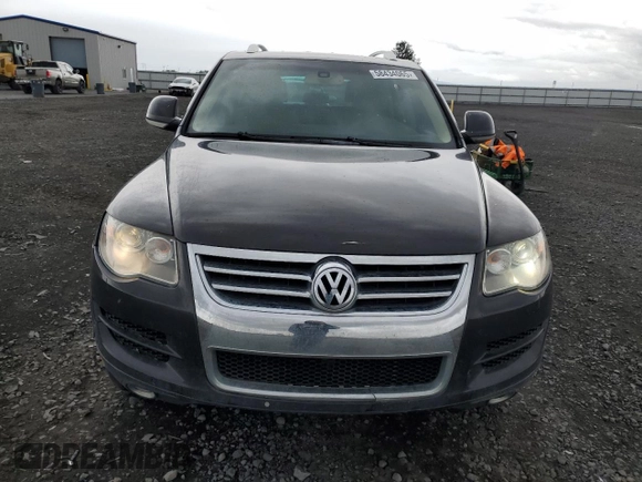 2008 Volkswagen Touareg V6 z VIN WVGBE77LX8D000610, wystawiony jako Copart lot #58434065 z przebiegiem 208 718 mil mil oraz Czysty tytuł • Clean title. Historia ofert i sprzedaży dostępna na DreamBid. Obrazek 5.