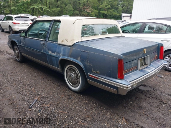 1988 Cadillac DeVille z VIN 1G6CD1158J4265540, wystawiony jako IAAI lot #42512965 z przebiegiem 50 895 mil mil oraz . Historia ofert i sprzedaży dostępna na DreamBid. Obrazek 3.