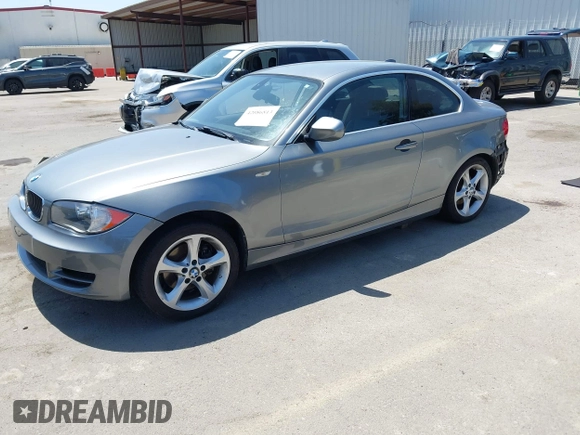 2011 BMW 1 Series 128i z VIN WBAUP9C58BVL89949, wystawiony jako IAAI lot #42086813 z przebiegiem 115 723 mil mil oraz . Historia ofert i sprzedaży dostępna na DreamBid. Obrazek 17.