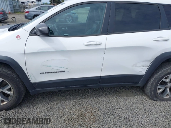 2017 Jeep Cherokee Trailhawk L Plus z VIN 1C4PJMBS2HD218558, wystawiony jako IAAI lot #42239283 z przebiegiem 147 838 mil mil oraz . Historia ofert i sprzedaży dostępna na DreamBid. Obrazek 6.