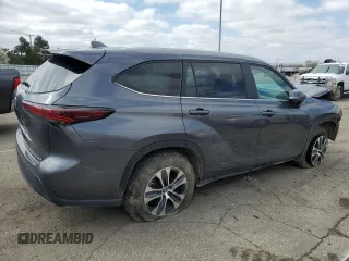 2024 Toyota Highlander LE z VIN 5TDKDRAH8RS053920, wystawiony jako Copart lot #51061275 z przebiegiem 30 334 mil mil oraz Tytuł czysty. Historia ofert i sprzedaży dostępna na DreamBid. Obrazek 3.