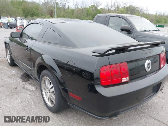2006 Ford Mustang GT Deluxe z VIN 1ZVFT82H565101630, wystawiony jako IAAI lot #41883915 z przebiegiem 172 404 mil mil oraz . Historia ofert i sprzedaży dostępna na DreamBid. Obrazek 3.