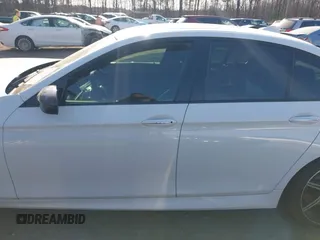 2015 BMW M5 z VIN WBSFV9C53FD594181, wystawiony jako IAAI lot #41761355 z przebiegiem Nie podano mil oraz . Historia ofert i sprzedaży dostępna na DreamBid. Obrazek 14.