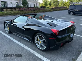 2015 Ferrari 458 Italia z VIN ZFF68NHA2F0205777, wystawiony jako Copart lot #70383224 z przebiegiem 48 939 mil mil oraz . Historia ofert i sprzedaży dostępna na DreamBid. Obrazek 3.