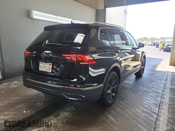 2024 Volkswagen Tiguan SE with VIN 3VV3B7AX8RM076346, listed as a IAAI auction lot 42734323 with 29,573 mi miles and . Bid and sale history available at DreamBid. Image 41.