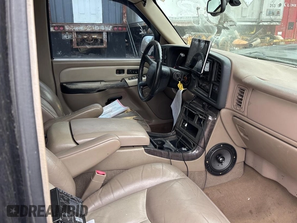 2002 GMC Yukon SLE z VIN 1GKEC13Z62R254487, wystawiony jako Copart lot #47266555 z przebiegiem 281 876 mil mil oraz Czysty tytuł • Clean title. Historia ofert i sprzedaży dostępna na DreamBid. Obrazek 5.