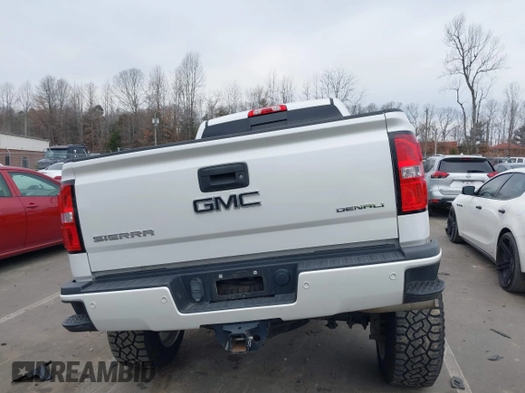 2018 GMC Sierra 2500HD Denali z VIN 1GT12UEY3JF229968, wystawiony jako IAAI lot #41679262 z przebiegiem 126 946 mil mil oraz . Historia ofert i sprzedaży dostępna na DreamBid. Obrazek 16.