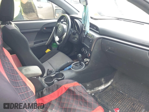 2014 Scion tC z VIN JTKJF5C77E3082073, wystawiony jako IAAI lot #42107615 z przebiegiem 223 895 mil mil oraz . Historia ofert i sprzedaży dostępna na DreamBid. Obrazek 5.