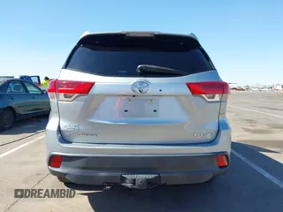 2019 Toyota Highlander SE z VIN 5TDJZRFH4KS580932, wystawiony jako IAAI lot #42250414 z przebiegiem 52 437 mil mil oraz . Historia ofert i sprzedaży dostępna na DreamBid. Obrazek 16.
