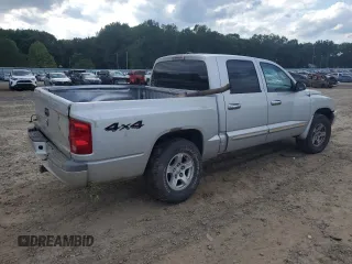 2005 Dodge Dakota SLT z VIN 1D7HW48K85S226691, wystawiony jako Copart lot #59007185 z przebiegiem Nie podano mil oraz Czysty tytuł • Clean title. Historia ofert i sprzedaży dostępna na DreamBid. Obrazek 3.