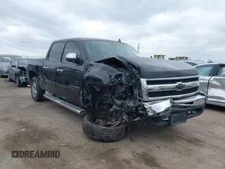 2011 Chevrolet Silverado 1500 LT with VIN 3GCPCSE0XBG120753, listed as a IAAI auction lot 42055739 with 198,515 mi miles. Bid and sale history available at carsss.com. Image 1.