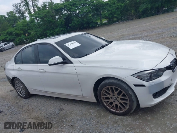 2014 BMW 3 Series 328i xDrive z VIN WBA3B5G52ENS09673, wystawiony jako IAAI lot #42240646 z przebiegiem 102 629 mil mil oraz . Historia ofert i sprzedaży dostępna na DreamBid. Obrazek 13.