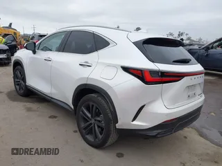 2025 Lexus NX 450h+ Luxury z VIN JTJHKCFZ1S2043125, wystawiony jako IAAI lot #42062361 z przebiegiem 24 902 mil mil oraz . Historia ofert i sprzedaży dostępna na DreamBid. Obrazek 3.