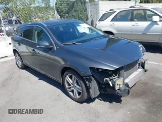 2015 Volvo V60 T5 Drive-E Premier z VIN YV140MEK1F1266580, wystawiony jako IAAI lot #42612755 z przebiegiem 52 431 mil mil oraz . Historia ofert i sprzedaży dostępna na DreamBid. Obrazek 1.