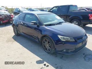 2012 Scion tC z VIN JTKJF5C73C3033742, wystawiony jako IAAI lot #40570333 z przebiegiem 138 093 mil mil oraz . Historia ofert i sprzedaży dostępna na DreamBid. Obrazek 1.