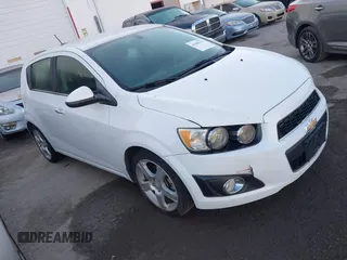 2016 Chevrolet Sonic LTZ z VIN 1G1JE6SB0G4161094, wystawiony jako IAAI lot #41890781 z przebiegiem 121 282 mil mil oraz . Historia ofert i sprzedaży dostępna na DreamBid. Obrazek 1.