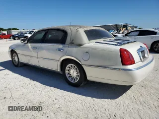 1999 Lincoln Town Car Signature z VIN 1LNHM82W4XY615634, wystawiony jako Copart lot #48886235 z przebiegiem 207 411 mil mil oraz Szkody całkowita. Historia ofert i sprzedaży dostępna na DreamBid. Obrazek 2.