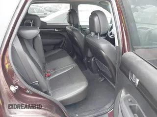 2012 Kia Sorento EX z VIN 5XYKU3A63CG306285, wystawiony jako IAAI lot #42166617 z przebiegiem 215 132 mil mil oraz . Historia ofert i sprzedaży dostępna na DreamBid. Obrazek 8.