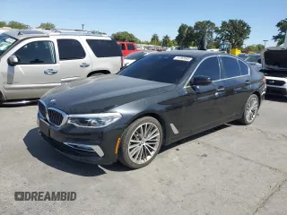 2017 BMW 5 Series 540i xDrive z VIN WBAJE7C36HWA03708, wystawiony jako Copart lot #61983685 z przebiegiem 122 082 mil mil oraz Czysty tytuł • Clean title. Historia ofert i sprzedaży dostępna na DreamBid. Obrazek 1.