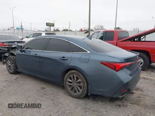 2022 Toyota Avalon XLE z VIN 4T1JZ1FB2NU073049, wystawiony jako IAAI lot #41506550 z przebiegiem 52 073 mil mil oraz . Historia ofert i sprzedaży dostępna na DreamBid. Obrazek 3.