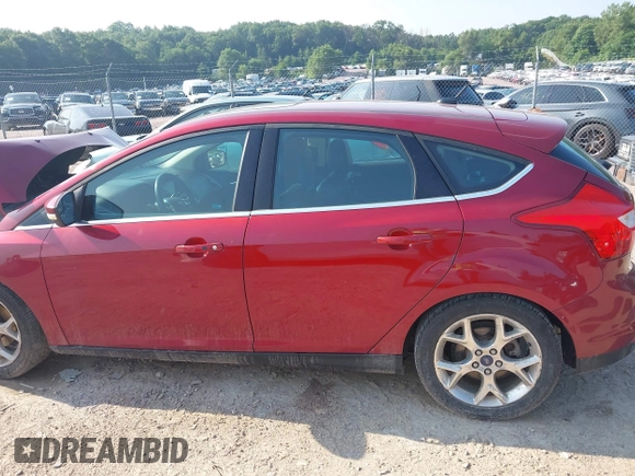 2014 Ford Focus Titanium z VIN 1FADP3N22EL381967, wystawiony jako IAAI lot #42782495 z przebiegiem 160 503 mil mil oraz . Historia ofert i sprzedaży dostępna na DreamBid. Obrazek 14.