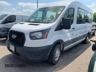 2023 Ford Transit Passenger XL z VIN 1FBAX9C86PKA70756, wystawiony jako IAAI lot #42731060 z przebiegiem 23 399 mil mil oraz . Historia ofert i sprzedaży dostępna na DreamBid. Obrazek 3.