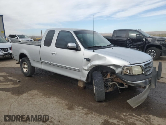 2002 Ford F-150 XL z VIN 1FTRX17W52NA62115, wystawiony jako Copart lot #50415375 z przebiegiem 145 361 mil mil oraz Szkoda całkowita • Salvage title. Historia ofert i sprzedaży dostępna na DreamBid. Obrazek 4.