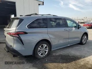 2022 Toyota Sienna XLE Woodland Edition with VIN 5TDASKFC8NS051083, listed as a Copart auction lot 82394134 with 31,538 mi miles and Salvage Title. Bid and sale history available at carsss.com. Image 3.