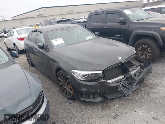 2018 BMW 5 Series 540i z VIN WBAJE5C5XJWA97667, wystawiony jako IAAI lot #41481362 z przebiegiem Nie podano mil oraz . Historia ofert i sprzedaży dostępna na DreamBid. Obrazek 1.