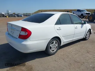 2002 Toyota Camry XLE z VIN 4T1BF32K22U032074, wystawiony jako IAAI lot #42153774 z przebiegiem 293 541 mil mil oraz . Historia ofert i sprzedaży dostępna na DreamBid. Obrazek 4.