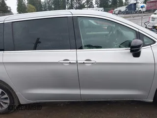 2024 Chrysler Pacifica Hybrid Select z VIN 2C4RC1S71RR141743, wystawiony jako IAAI lot #42019686 z przebiegiem 17 638 mil mil oraz . Historia ofert i sprzedaży dostępna na DreamBid. Obrazek 13.