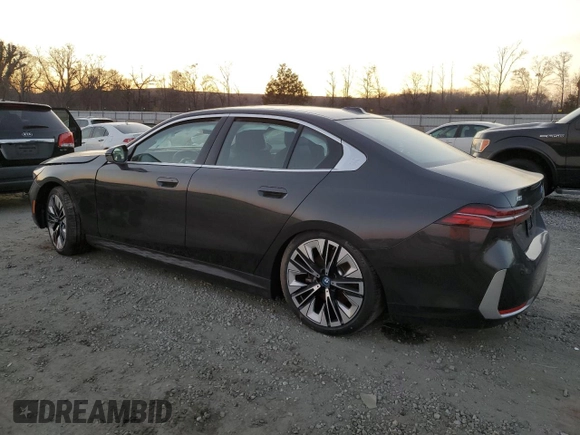 2024 BMW i5 eDrive40 z VIN WBY33FK04RCR56564, wystawiony jako Copart lot #46867435 z przebiegiem 2737 mil mil oraz Szkody całkowita. Historia ofert i sprzedaży dostępna na DreamBid. Obrazek 2.
