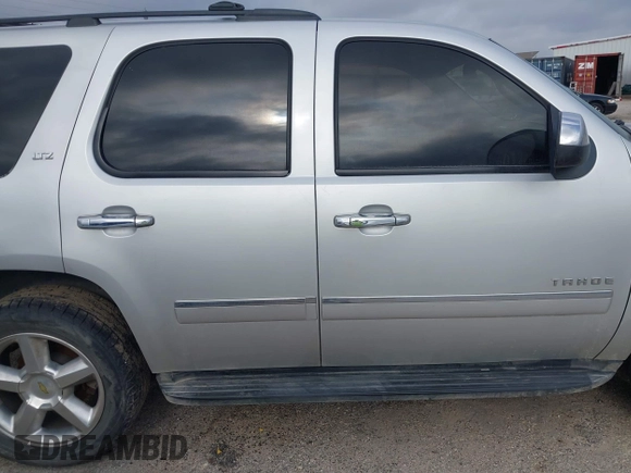 2011 Chevrolet Tahoe LTZ z VIN 1GNSCCE06BR110406, wystawiony jako IAAI lot #41611756 z przebiegiem 162 215 mil mil oraz . Historia ofert i sprzedaży dostępna na DreamBid. Obrazek 13.
