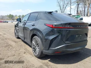 2024 Lexus RZ 450e Premium z VIN JTJAAAABXRA023751, wystawiony jako IAAI lot #42082320 z przebiegiem 15 641 mil mil oraz . Historia ofert i sprzedaży dostępna na DreamBid. Obrazek 3.