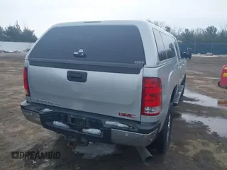 2011 GMC Sierra 2500HD SLT z VIN 1GT121C86BF242488, wystawiony jako IAAI lot #41644211 z przebiegiem 163 233 mil mil oraz . Historia ofert i sprzedaży dostępna na DreamBid. Obrazek 4.