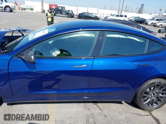 2025 Tesla Model 3 Long Range z VIN 5YJ3E1EB9SF886175, wystawiony jako IAAI lot #41648473 z przebiegiem 395 mil mil oraz . Historia ofert i sprzedaży dostępna na DreamBid. Obrazek 14.