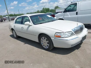 2004 Lincoln Town Car Ultimate z VIN 1LNHM83W04Y604592, wystawiony jako IAAI lot #42085060 z przebiegiem Nie podano mil oraz . Historia ofert i sprzedaży dostępna na DreamBid. Obrazek 1.