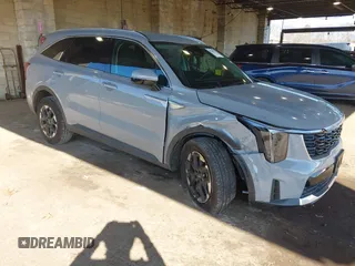 2024 Kia Sorento S z VIN 5XYRLDJC0RG281593, wystawiony jako IAAI lot #41788779 z przebiegiem 1 850 mil mil oraz . Historia ofert i sprzedaży dostępna na DreamBid. Obrazek 1.