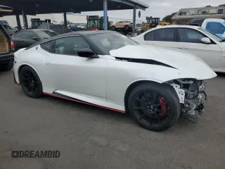 2024 Nissan Z Nismo z VIN JN1BZ4CH7RM362763, wystawiony jako Copart lot #71662764 z przebiegiem 3339 mil mil oraz Szkody całkowita. Historia ofert i sprzedaży dostępna na DreamBid. Obrazek 4.
