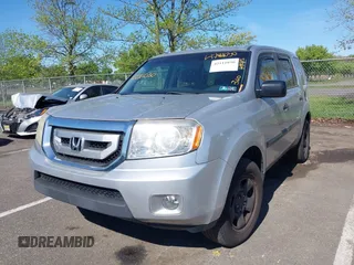 2011 Honda Pilot LX with VIN 5FNYF4H26BB100266, listed as a IAAI auction lot 42111030 with 262,955 mi miles. Bid and sale history available at carsss.com. Image 2.
