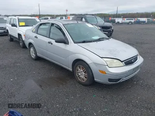 2007 Ford Focus S z VIN 1FAHP34N47W261179, wystawiony jako IAAI lot #41931042 z przebiegiem 216 400 mil mil oraz . Historia ofert i sprzedaży dostępna na DreamBid. Obrazek 1.