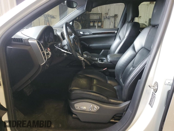2018 Porsche Cayenne z VIN WP1AA2A24JKA01511, wystawiony jako Copart lot #47814185 z przebiegiem 58 151 mil mil oraz Szkoda całkowita • Salvage title. Historia ofert i sprzedaży dostępna na DreamBid. Obrazek 7.