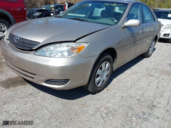 2004 Toyota Camry LE with VIN JTDBE32K740245605, listed as a IAAI auction lot 42068674 with 166,581 mi miles. Bid and sale history available at carsss.com. Image 2.