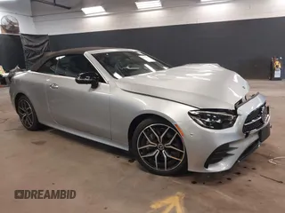 2023 Mercedes-Benz E 450 z VIN W1K1K5KB8PF204178, wystawiony jako IAAI lot #42173262 z przebiegiem 12 428 mil mil oraz . Historia ofert i sprzedaży dostępna na DreamBid. Obrazek 1.