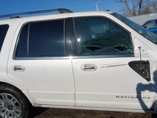 2013 Lincoln Navigator z VIN 5LMJJ2H57DEL08622, wystawiony jako IAAI lot #41759357 z przebiegiem 157 131 mil mil oraz . Historia ofert i sprzedaży dostępna na DreamBid. Obrazek 13.