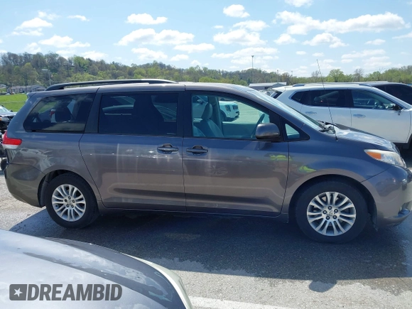 2012 Toyota Sienna XLE AAS with VIN 5TDYK3DC8CS263406, listed as a IAAI auction lot 41971770 with 186,394 mi miles. Bid and sale history available at carsss.com. Image 13.